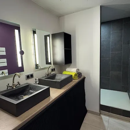 A 10 Min Du Centre Avec 2 Et Garage Apartment *